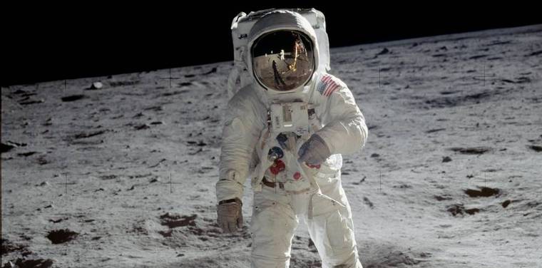 A Man on the Moon: The Voyages of the Apollo Astronauts - Andrew Chaikin
