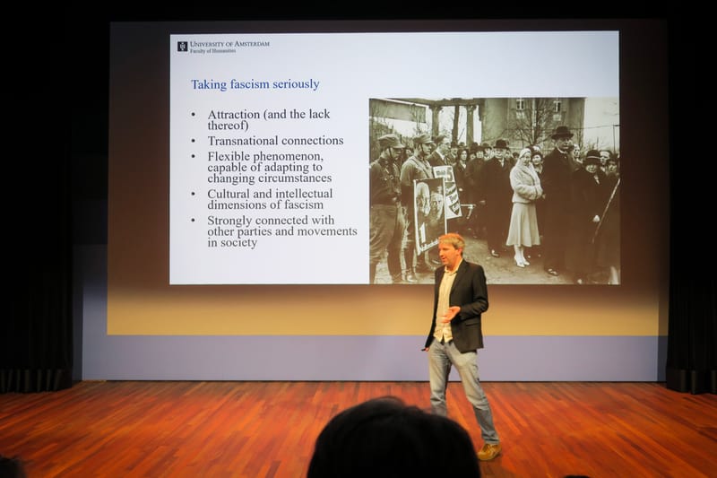 Een slide met de tekst 'Taking fascism seriously' en trefwoorden die betrekking hebben op fascisme.