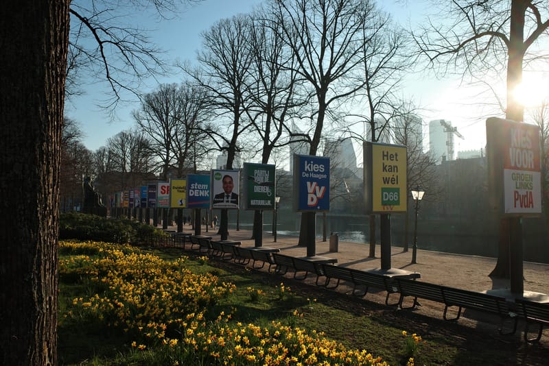 Verkiezingsposters in de ochtendzon